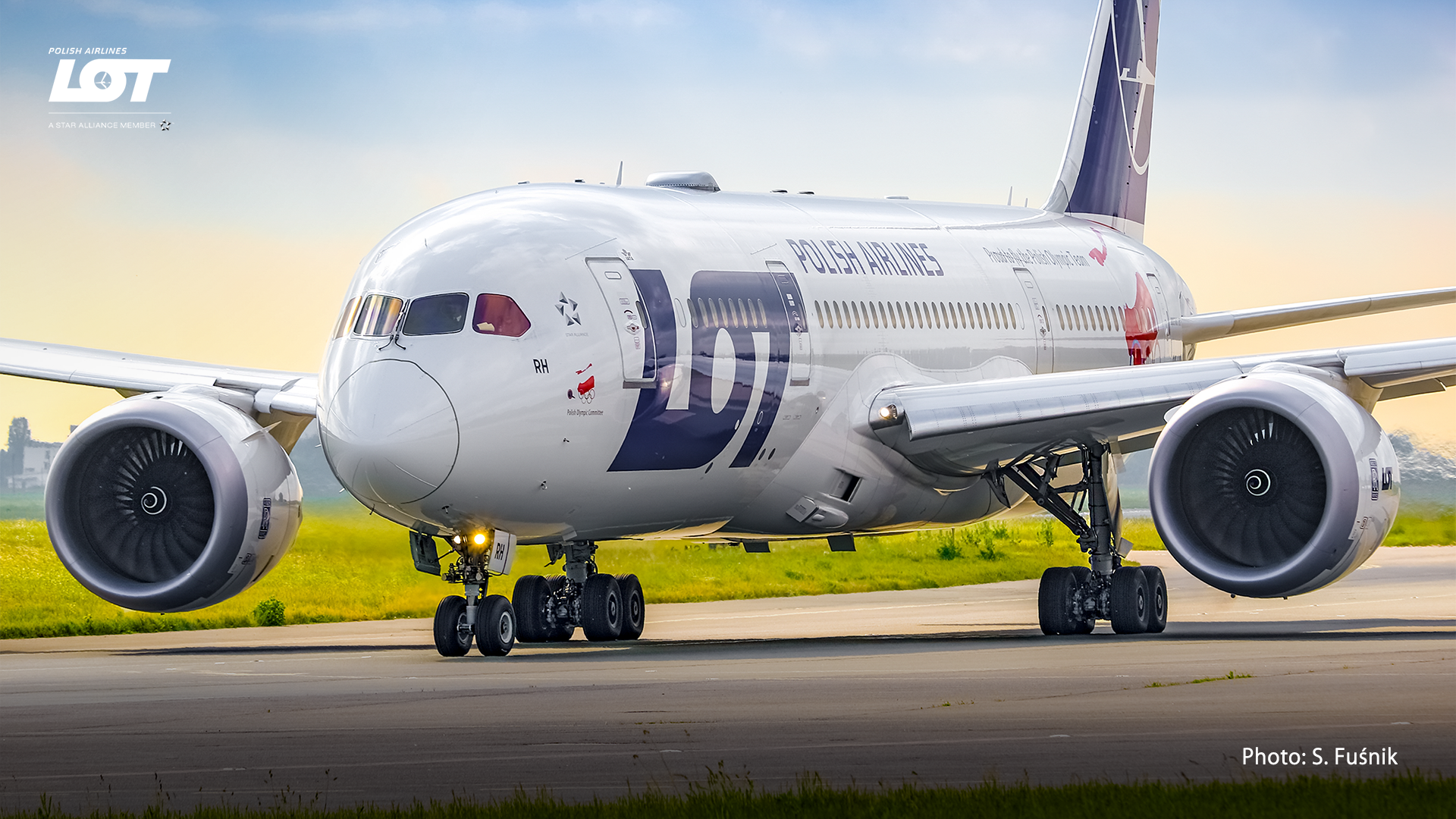 Boeing 787 taxiing at Warsaw Chopin Airport